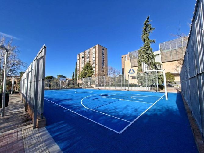 La Junta Municipal de Ciudad Lineal ha terminado de rehabilitar la Instalación Deportiva Básica Doctor Cirajas, en el barrio de Pueblo Nuevo, a la que ha destinado una inversión de 185.400 euros.