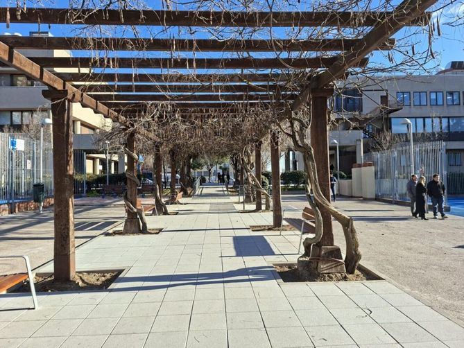 También se ha mejorado la accesibilidad a las pistas, con barandillas y pavimento tacto-visual entre la vía pública y el pasillo central con pérgola, así como en las zonas de juego.