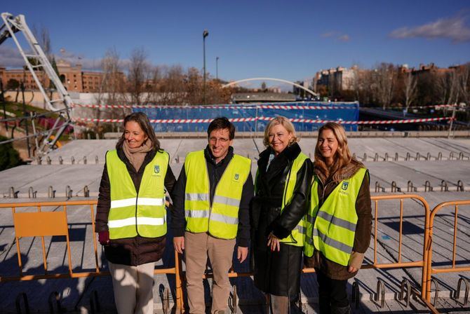 El alcalde de Madrid, José Luis Martínez-Almeida, acompañado de la delegada de Obras y Equipamientos, Paloma García Romero, y las concejalas de Salamanca, Cayetana Hernández de la Riva, y de Ciudad Lineal, Nadia Álvarez, ha visitado los trabajos de Parque Ventas.
