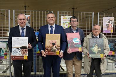 El consejero de Vivienda, Transportes e Infraestructuras, Jorge Rodrigo, y el Director General de Patrimonio Cultural de la Comunidad de Madrid, Bartolomé González Jiménez, han inaugurado este martes la campaña, descubriendo las primeras láminas de la Libros a la Calle. Junto a ellos se encontraban el presidente de la Asociación de Editores de Madrid (AEM), Manuel González Moreno, el Director gerente de EMT, Alfonso Sánchez Vicente, el Gerente del Consorcio Regional de Transportes, Pablo Rodríguez Sardinero, el Consejero delegado de Metro, Ignacio Vázquez Casavilla, y el Director general de CEDRO, Jorge Corrales.