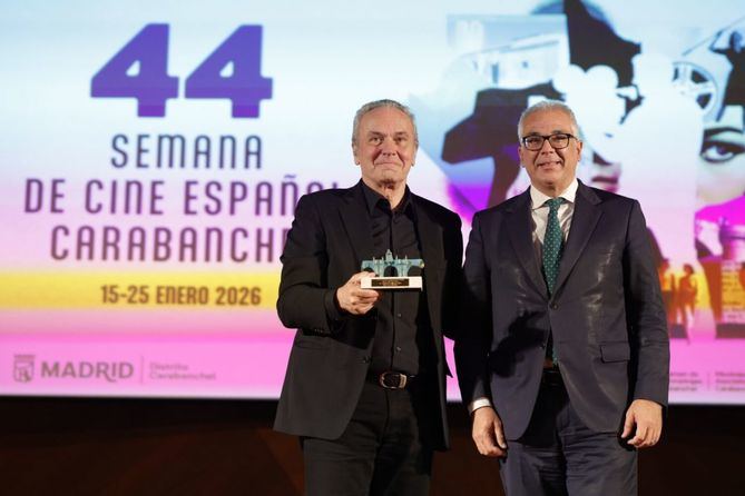El concejal de Carabanchel, Carlos Izquierdo, ha entregado el Premio Puente de Toledo al actor madrileño José Coronado, padrino de esta edición, en reconocimiento a su trayectoria profesional.