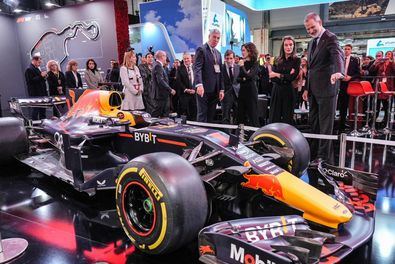 La presidenta regional, Isabel Díaz Ayuso, y el alcalde de Madrid, José Luis Martínez-Almeida, han recibido a los reyes de España en el estand de la capital, durante su recorrido inaugural por la feria.