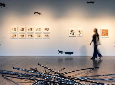 La muestra reúne un conjunto significativo de obras que abarca todas las etapas de la trayectoria de la artista, clave en el desarrollo del arte contemporáneo en el Caribe y Latinoamérica.