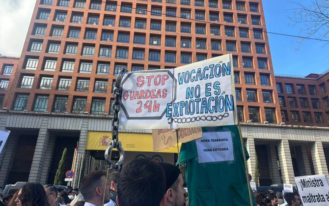 Médicos de Madrid critican un acuerdo del Ministerio de Sanidad y sindicatos. que no ha incluido su participación, manteniendo la huelga.