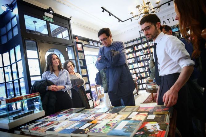 El líder del PSOE en Madrid, Óscar López, ha visitado este jueves la librería La Mistral y el Café Central, ambos ubicados en el distrito de Centro, para trasladar su apoyo a estos dos 'referentes culturales' de la capital que sufren las dificultades del proceso de 'gentrificación' en la ciudad.