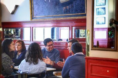 El líder de los socialistas madrileños ha estado acompañado en su visita por la secretaria de Organización del PSOE-M, Pilar Sánchez Acera, y los concejales socialistas María Caso, Aitor Merino, Jorge Donaire y Antonio Giraldo.