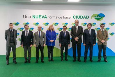 En la ceremonia han participado la vicealcaldesa de Madrid, Inma Sanz; el concejal de Vivienda del Ayuntamiento, Álvaro González; y los concejales presidentes de los distritos de Barajas, Juan Peña, y de Hortaleza, David Pérez, junto a otras autoridades y representantes institucionales.