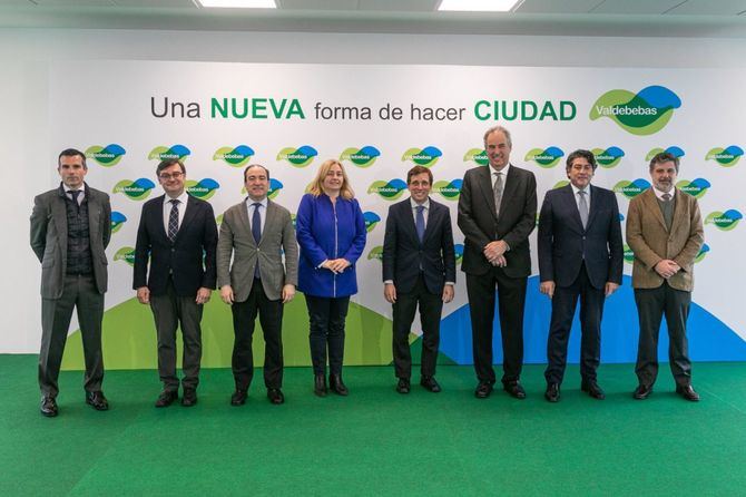 En la ceremonia han participado la vicealcaldesa de Madrid, Inma Sanz; el concejal de Vivienda del Ayuntamiento, Álvaro González; y los concejales presidentes de los distritos de Barajas, Juan Peña, y de Hortaleza, David Pérez, junto a otras autoridades y representantes institucionales.