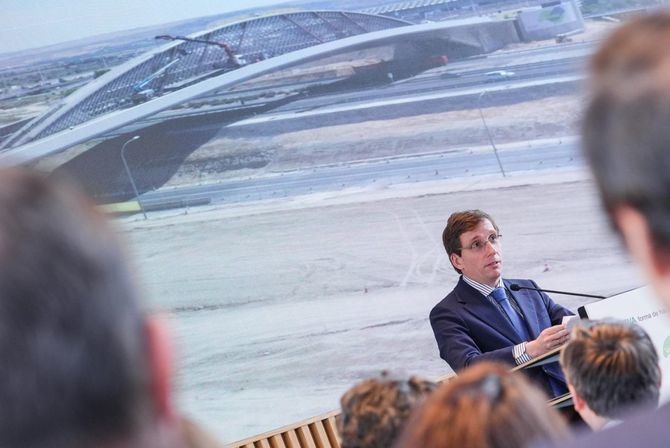 La urbanización de Valdebebas ha concluido oficialmente tras la recepción por parte del Ayuntamiento de la última vía pendiente, la calle 51. Este hito, celebrado en un acto institucional presidido por el alcalde de Madrid, José Luis Martínez-Almeida, marca el cierre de más de 20 años de colaboración público-privada.