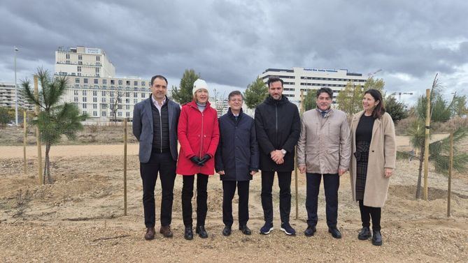 El concejal delegado de Limpieza y Zonas Verdes, José Antonio Martínez Páramo, y el concejal de Hortaleza, David Pérez, han participado en la plantación.