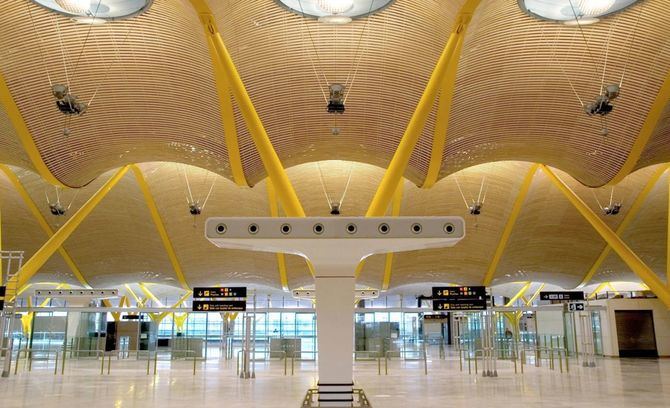 La construcción de la Terminal T4 partió de la necesidad de ampliar las instalaciones ante el crecimiento del tráfico de pasajeros y la falta de capacidad del Aeropuerto para poder atenderlos.