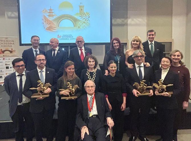 El Ayuntamiento de Madrid ha sido distinguido en la IX edición de los Premios Cátedra China por el proyecto de transformación urbana de Usera en una gala que se ha celebrado este sábado.