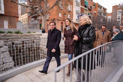 El alcalde de Madrid, José Luis Martínez-Almeida, acompañado de la delegada de Obras y Equipamientos, Paloma García Romero, y la concejala de Usera, Sonia Cea, ha visitado el nuevo itinerario peatonal que conecta Madrid Río con el corazón de Usera a través de un itinerario peatonal de 1,5 kilómetros de longitud.