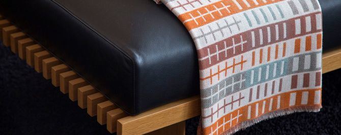 A través de piezas de cerámica, vidrio, textiles, metal y materiales orgánicos, la muestra propone un diálogo sensible entre oficios, materias y miradas contemporáneas, 'poniendo en valor la artesanía como práctica cultural, creativa y profundamente actual'.