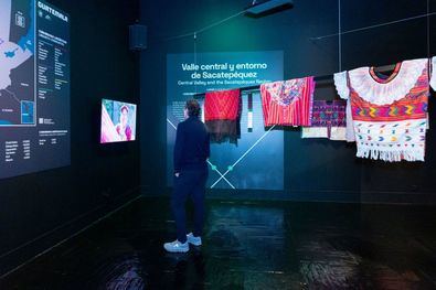 Guatemala, país invitado, presenta 'Arte textil en Guatemala: diseño e identidad', una muestra inmersiva dedicada a la riqueza del textil maya.