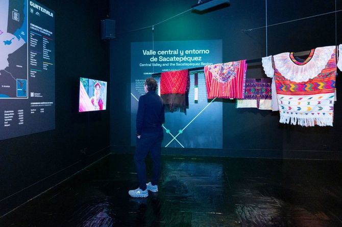 Guatemala, país invitado, presenta 'Arte textil en Guatemala: diseño e identidad', una muestra inmersiva dedicada a la riqueza del textil maya.
