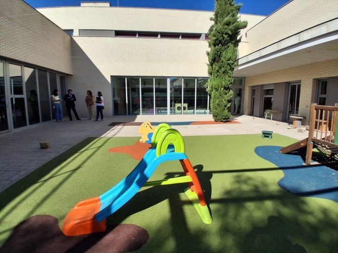 En la Escuela Infantil Gran Vía se han realizado adaptaciones en la cocina del centro, además de actuaciones en el patio interior de infantil y el huerto.