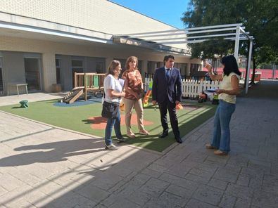 El concejal de Hortaleza, David Pérez, ha visitado las obras que se están llevando a cabo, actuaciones incluidas en el plan de mejoras de centros educativos que desarrolla la junta municipal con una inversión de un millón de euros.