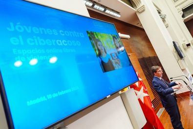 En la jornada, se ha presentado el estudio '(Des)protegidos online', que analiza la violencia, la desinformación y la discriminación en entornos digitales entre jóvenes madrileños.