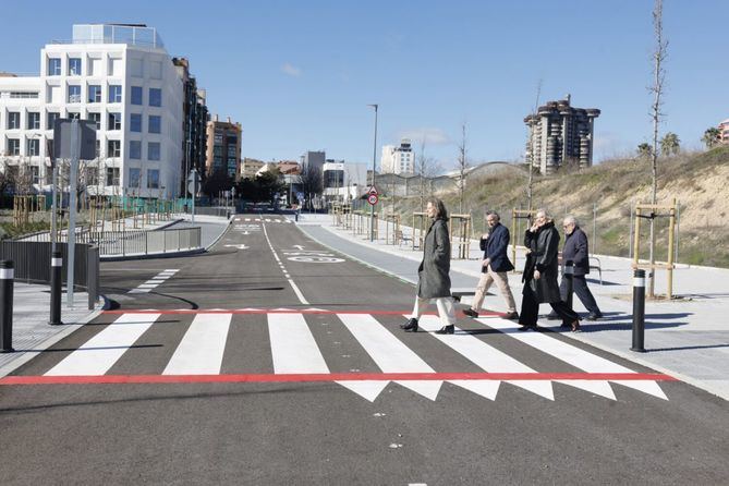 El ámbito está compuesto por tres parcelas residenciales colectivas con capacidad para unas 100 viviendas y cuatro parcelas con uso dotacional deportivo.