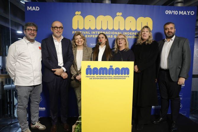 La delegada de Economía, Innovación y Hacienda, Engracia Hidalgo, acompañada por el concejal de Centro, Carlos Segura, ha participado en la presentación de la primera edición de 'Ñam Ñam Festival', en un acto celebrado en el Mercado de San Antón.
