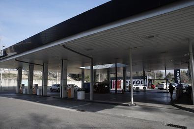 La estación de servicio contará con nueve puntos de recarga eléctrica y deberá ejecutar una instalación de producción de electricidad fotovoltaica, así como soluciones de urbanismo sostenible y criterios de accesibilidad universal.