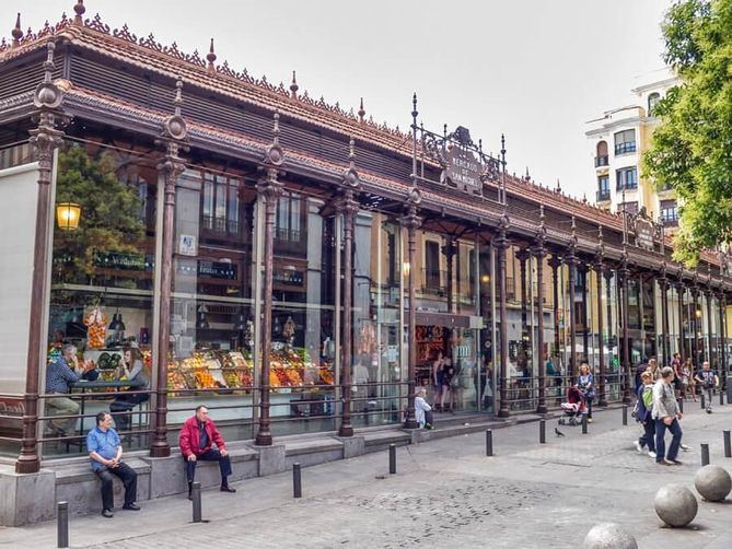 El edificio actual que acoge el Mercado de San Miguel es una gran estructura de hierro inaugurada en 1916. Anteriormente, sobre este mismo solar se levantaba la iglesia de San Miguel de los Octoes, donde fue bautizado Lope de Vega.