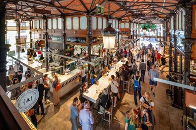 El Mercado de San Miguel funciona como mercado tradicional, con algunos puestos de fruta, carnes, pescados y bollería. Pero sobre todo es lugar de degustación de productos apetecibles para los aficionados a salir de pinchos y tapas.