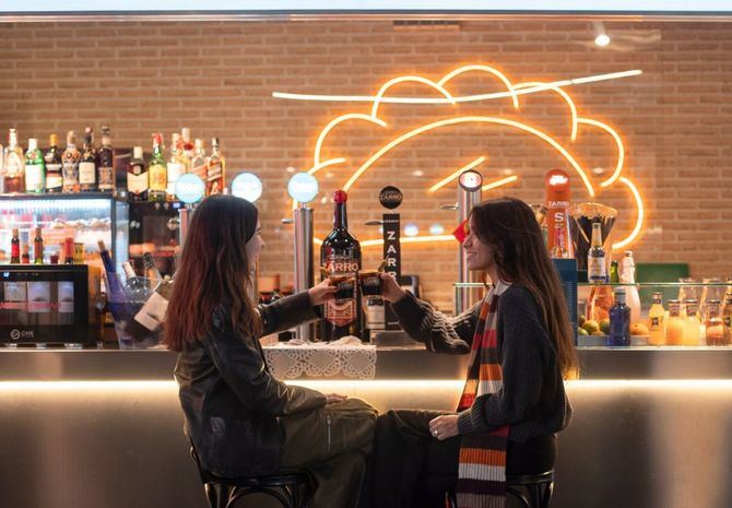 Quedar para tomar algo en los mercados del centro de la ciudad es un plan que está ganando popularidad, por la gastronomía de alta calidad que ofrecen y por la cada vez más creciente oferta de restaurantes que tiene.