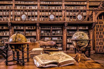 Muchas son las joyas literarias que custodia la Biblioteca Histórica de la Universidad de Salamanca, reposadas entre sus estanterías de pino de estilo barroco, o protegidas –a cal y canto– en su pequeña sala acorazada. Un mágico templo dedicado a las letras, cuyos casi 3.000 manuscritos y 500 incunables ejercen un poder hipnótico sobre el que los mira.