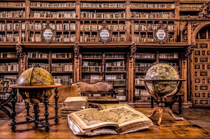 Muchas son las joyas literarias que custodia la Biblioteca Histórica de la Universidad de Salamanca, reposadas entre sus estanterías de pino de estilo barroco, o protegidas –a cal y canto– en su pequeña sala acorazada. Un mágico templo dedicado a las letras, cuyos casi 3.000 manuscritos y 500 incunables ejercen un poder hipnótico sobre el que los mira.