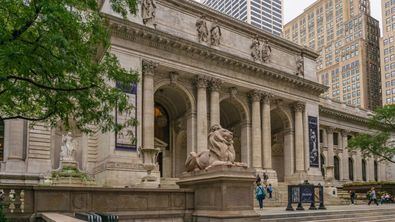 La monumental sucursal principal de la Biblioteca Pública de Nueva York es conocida por su impresionante arquitectura y sus extraordinarias colecciones históricas.