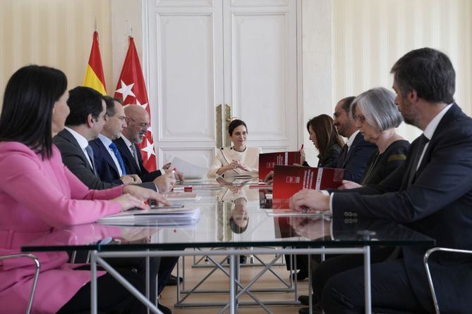 La presidenta de la Comunidad de Madrid, Isabel Diaz Ayuso, ha firmado hoy con los rectores de las seis universidades publicas madrilenas (Complutense, Autonoma, Politecnica, Alcala, Carlos III y Rey Juan Carlos) el nuevo modelo de financiacion elaborado por el Gobierno regional, por el que obtendran 14.790,7 millones de euros en el periodo 2026-2031.