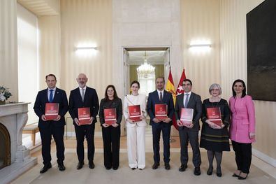 La firma ha tenido lugar en la Real Casa de Correos, sede del Ejecutivo regional, donde tambien han estado presentes los consejeros de Presidencia, Justicia y Administracion Local, Miguel Angel Garcia Martin, y la de Educacion, Ciencia y Universidades, Mercedes Zarzalejo.