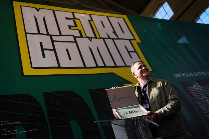 El consejero de Vivienda, Transportes e Infraestructuras, Jorge Rodrigo, ha visitado este domingo la muestra, en la que el suburbano se convierte en el protagonista del noveno arte.