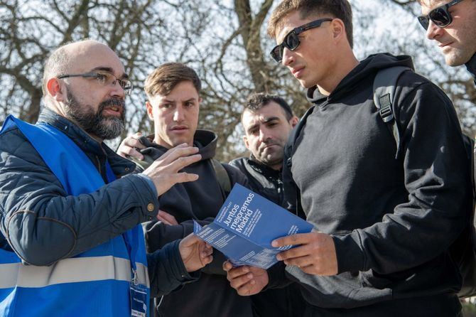 Para facilitar aún más el proceso a los interesados, durante el periodo de presentación de ideas, la Dirección General de Participación Ciudadana organiza sesiones presenciales y habilita mesas informativas en todos los distritos, para explicar en persona el proceso y resolver las dudas que puedan surgir.