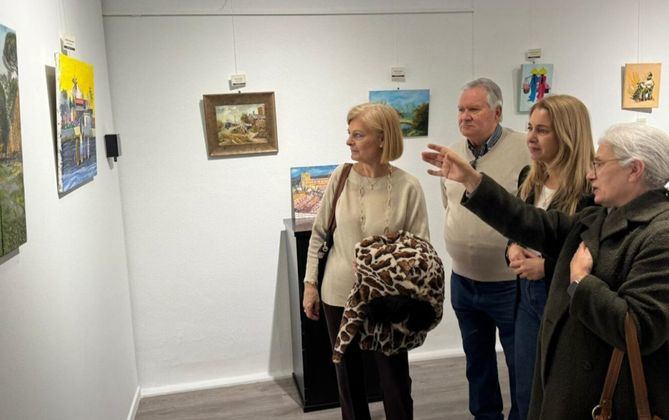 La primera exposición de los talleres de pintura de los centros municipales de mayores del distrito reúne cerca de 170 obras realizadas por 162 alumnos y podrá visitarse hasta el próximo 26 de marzo, en los centros culturales San Juan Bautista y La Elipa.