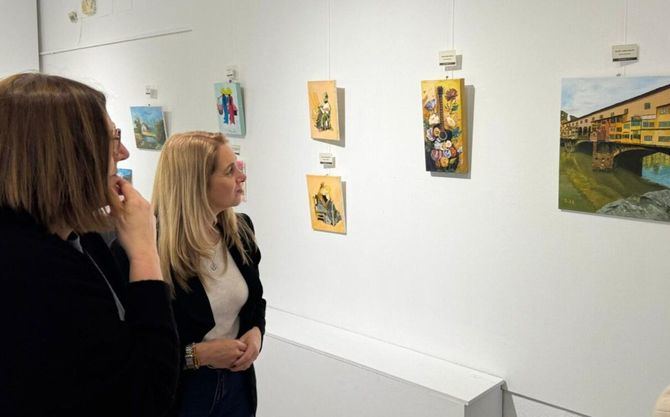 La concejala del distrito de Ciudad Lineal, Nadia Álvarez, ha visitado este lunes la muestra en el centro cultural San Juan Bautista.