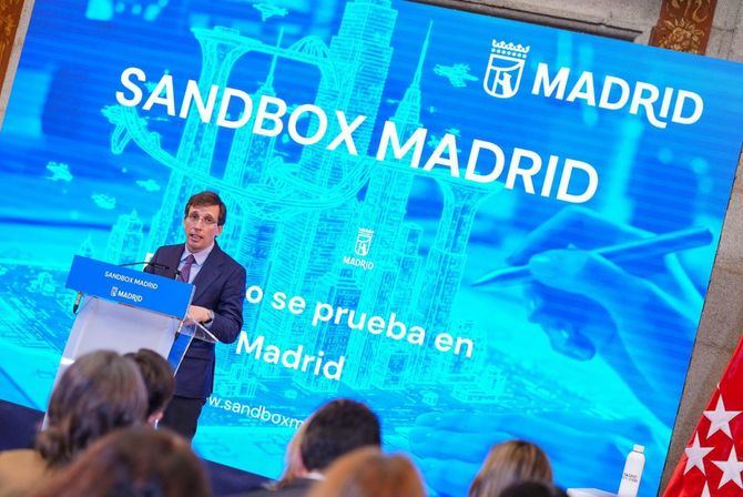 El alcalde de Madrid, José Luis Martínez Almeida, acompañado por el concejal delegado de Innovación y Emprendimiento, Ángel Niño, ha presentado Sandbox Madrid, una iniciativa municipal que convierte la ciudad en un entorno controlado donde probar proyectos tecnológicos e innovadores en condiciones reales.