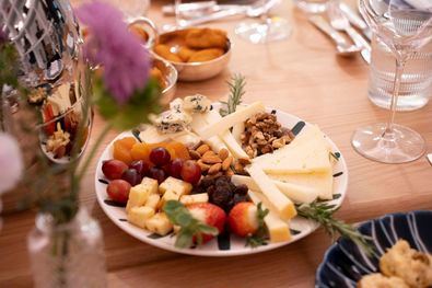 El restaurante Anel Tapas Madrid sirvio la cena de los invitados, un restaurante que cuenta con una ubicacion estrategica en el barrio de Salamanca –Villalar, 1– y muy proximo a la puerta de Alcala.