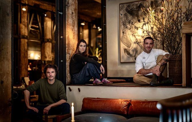 Este restaurante, que abrió sus puertas hace apenas tres años, es hoy en día un proyecto con alma propia, de parrilla con tradición hispano uruguaya, al que no le falta detalle. Sara Aznar y Nacho Ventosa son los artífices de esta propuesta de ocio innovadora.