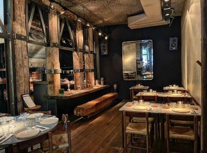 Los 33 ha sido reconocido por la Guía Michelin y la Guía Repsol con la distinción de ‘Recomendado’ , y posicionado nº15 en el ranking de The World’s 101 Best Steak Restaurants.