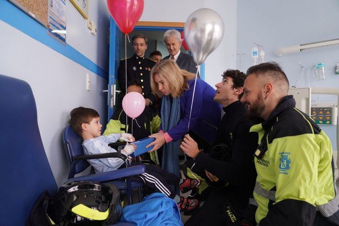El Cuerpo de Bomberos de Madrid, acompañados por la vicealcaldesa, Inma Sanz, ha celebrado este domingo la festividad de San Juan de Dios con un reparto de juguetes a niños del Hospital Universitario San Rafael y una exhibición de maniobras.