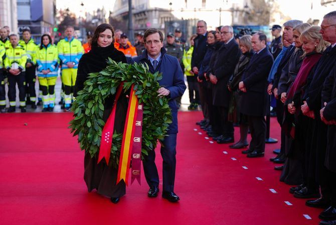 Organizado por la Comunidad de Madrid, el homenaje ha comenzado con el tañido de las campanas de las iglesias de la ciudad durante dos minutos, al que se ha sumado el Reloj de la Real Casa de Correos.