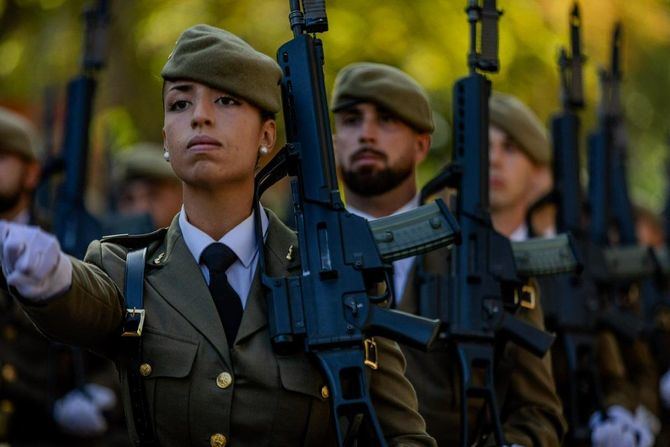 El Observatorio constata que existe un déficit de entre 13.000 y 23.000 militares en servicio activo y tilda esta carencia de 'crónica', porque, desde 2010, la evolución de los efectivos de las Fuerzas Armadas en situación de servicio activo resulta 'claramente decreciente'.