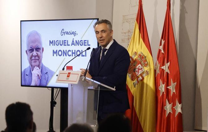 El consejero de Medio Ambiente, Agricultura e Interior, Carlos Novillo, ha presidido el coloquio homenaje, en el que se ha realizado un recorrido por su extensa carrera, y se ha descubierto una placa conmemorativa.