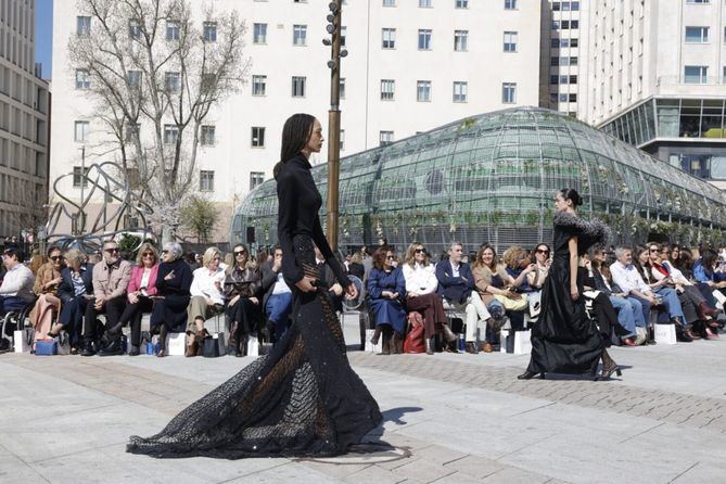 La madrileña plaza de España se ha convertido este jueves en una pasarela de excepción sobre la que 40 modelos han lucido las propuestas creativas de 25 diseñadores de la talla de Devota & Lomba, Roberto Verino, Juana Martín, Duyos o Roberto Torretta, entre otros, en el desfile inaugural de la Semana de la Moda de Madrid.