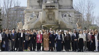 La delegada de Economía, Innovación y Hacienda, Engracia Hidalgo, acompañada por varios miembros del equipo de Gobierno, ha asistido al desfile organizado por OMODA Madrid es Moda con la colaboración del Ayuntamiento de Madrid.