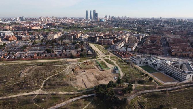 El Ayuntamiento de Madrid mantendrá el cantón de limpieza en Montecarmelo, renunciando a la base del Selur y recalificando la parcela para un futuro parque. Se construirán vestuarios y almacenes para los operarios, mientras que los vecinos expresan desconfianza sobre las promesas del Consistorio respecto a la instalación.