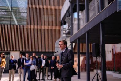 El alcalde de Madrid, José Luis Martínez-Almeida, acompañado de la vicealcaldesa, Inma Sanz; la delegada de Obras y Equipamientos, Paloma García Romero, y el concejal de Centro, Carlos Segura, ha visitado el centro multifuncional de la calle de Fúcar, cuyas obras de construcción acaban de finalizar.